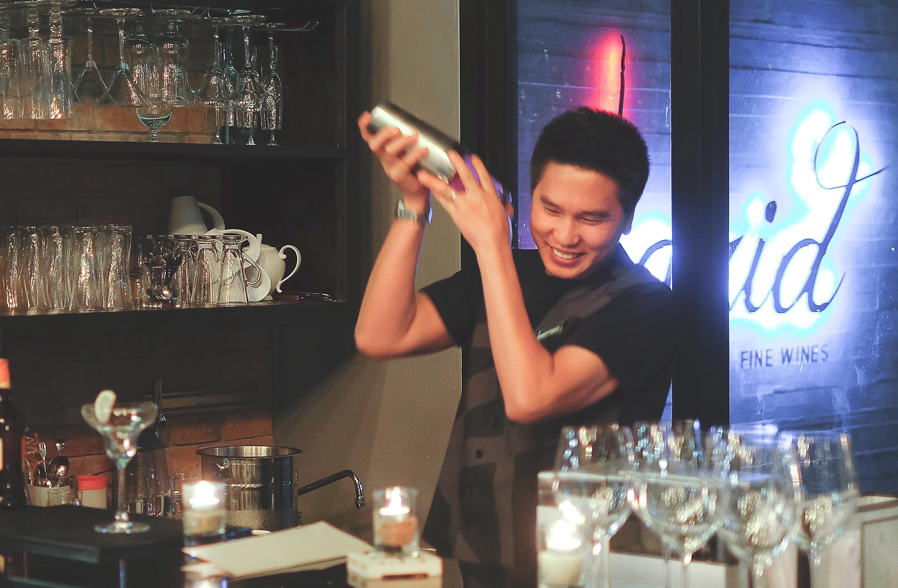 Art Mai Gallery Nimman Hotel Чиангмай Экстерьер фото A bartender shaking a cocktail