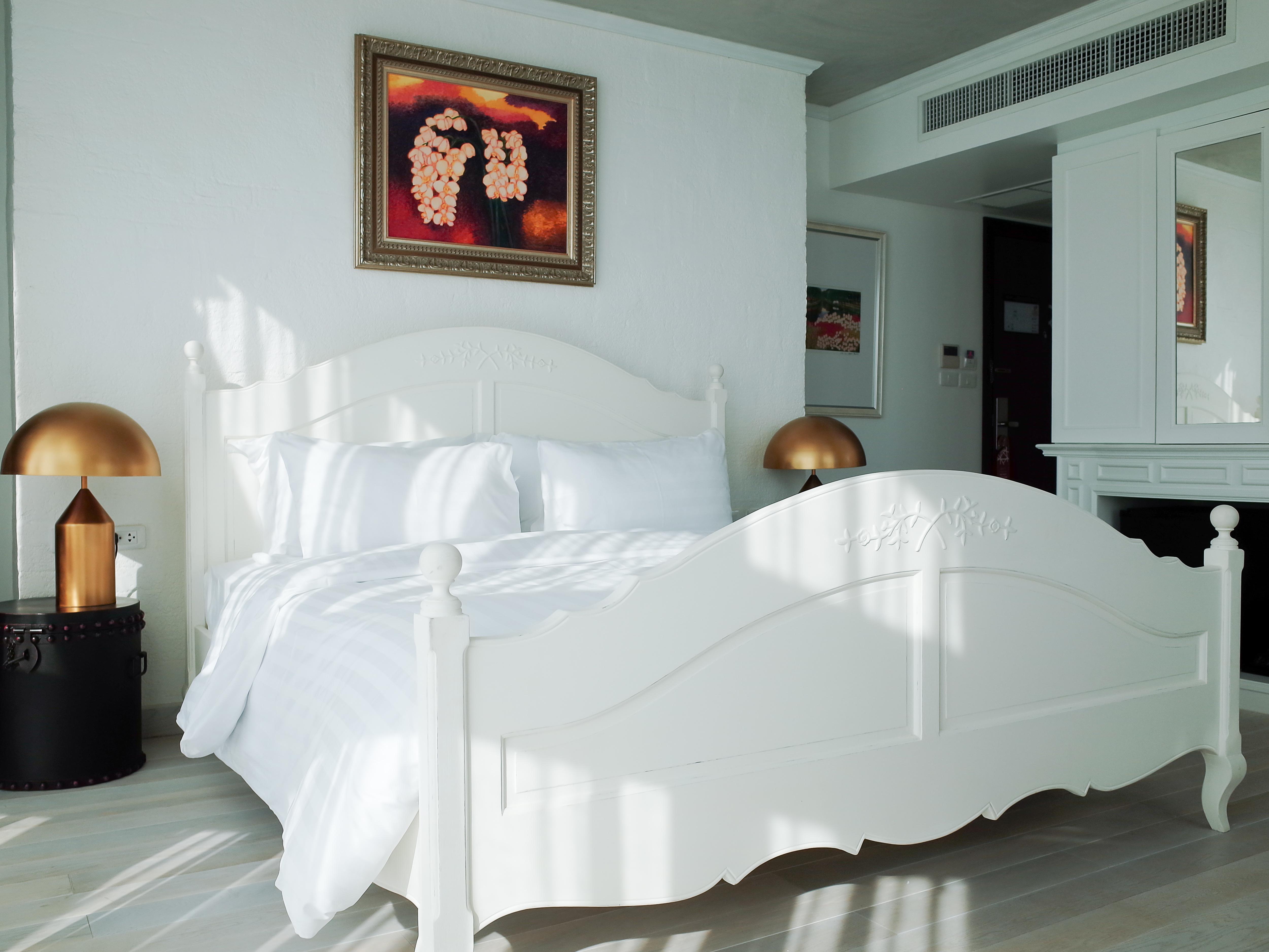 Art Mai Gallery Nimman Hotel Чиангмай Экстерьер фото A bed with a bed skirt