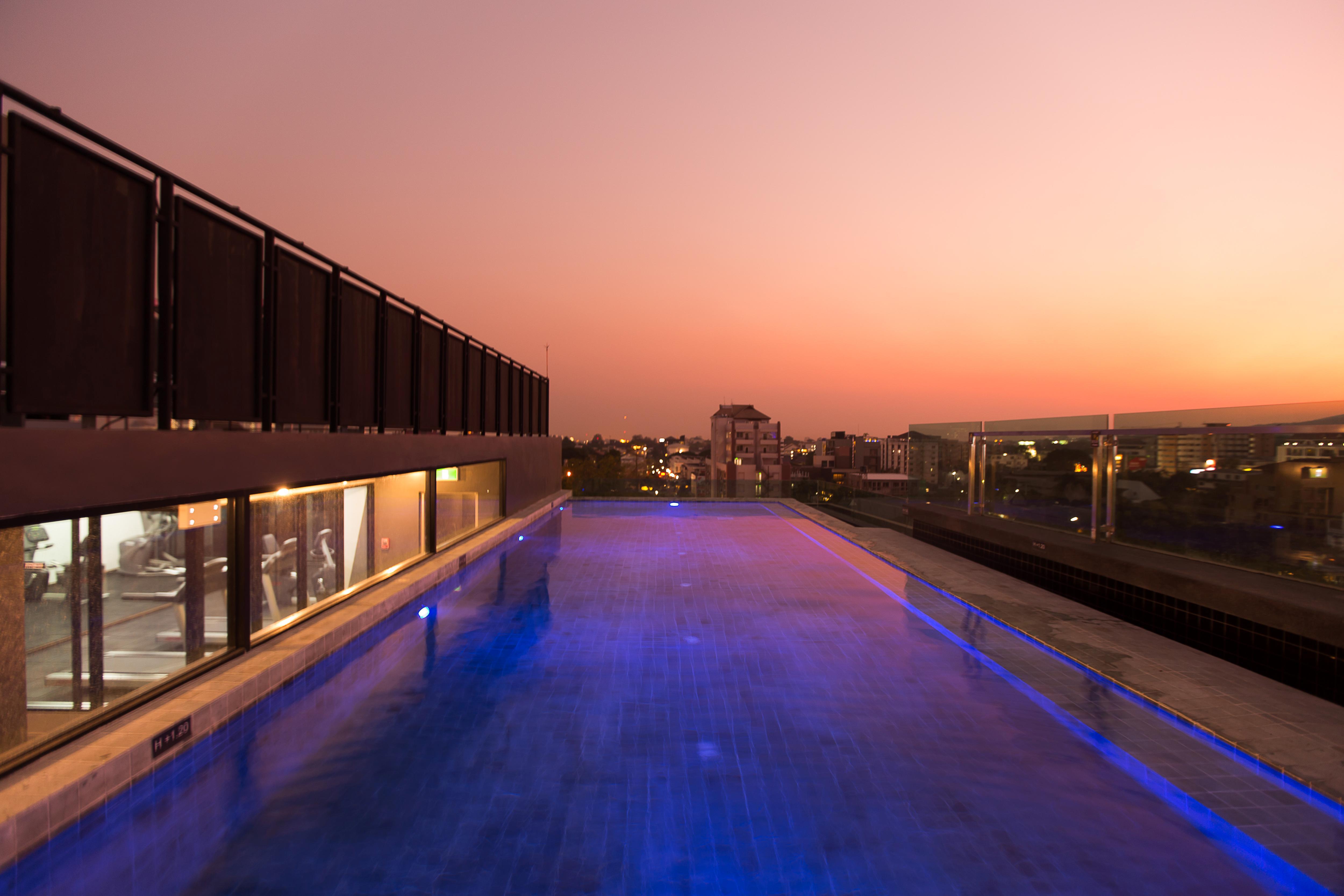 Art Mai Gallery Nimman Hotel Чиангмай Экстерьер фото Rooftop pool at the hotel