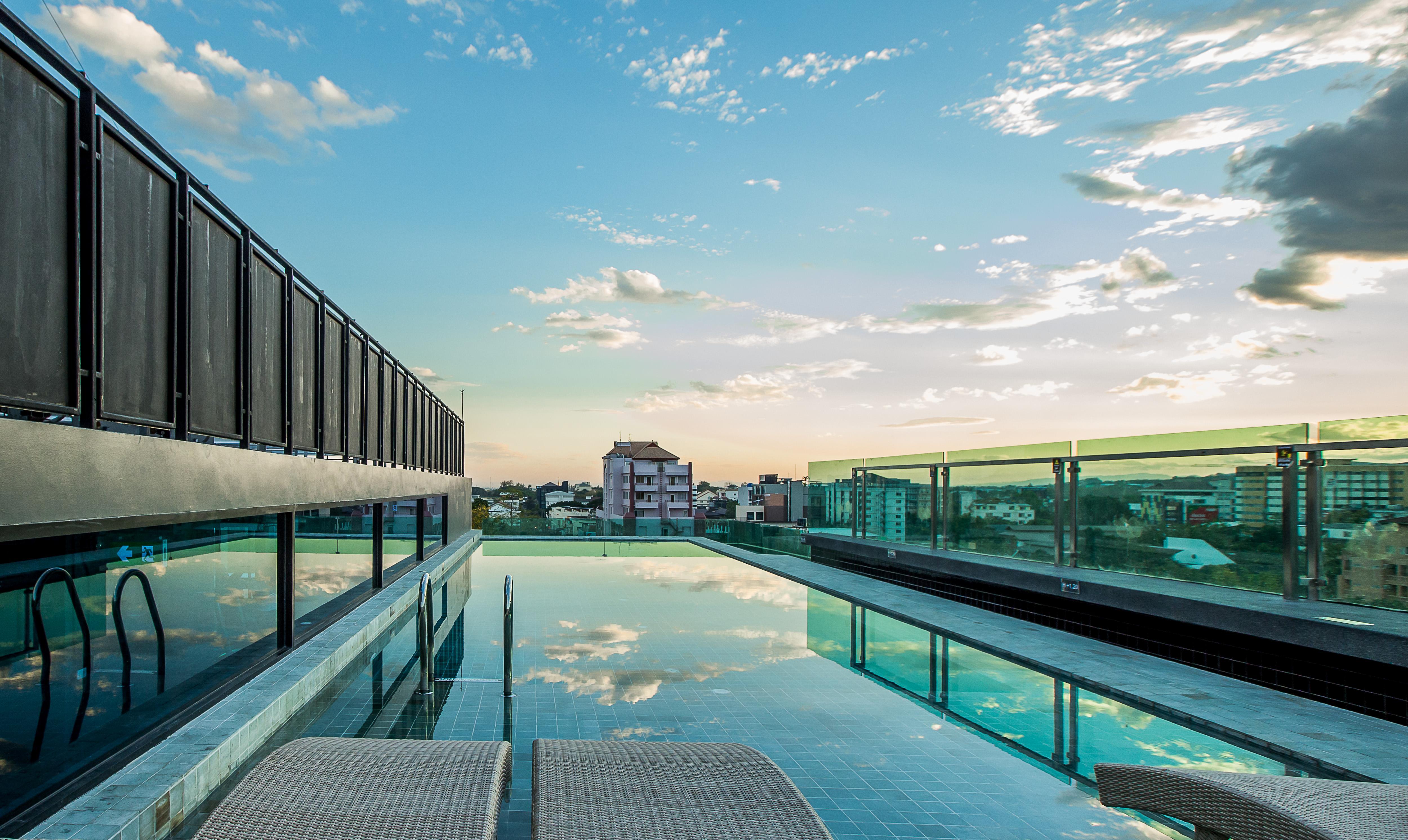 Art Mai Gallery Nimman Hotel Чиангмай Экстерьер фото The rooftop pool at the hotel