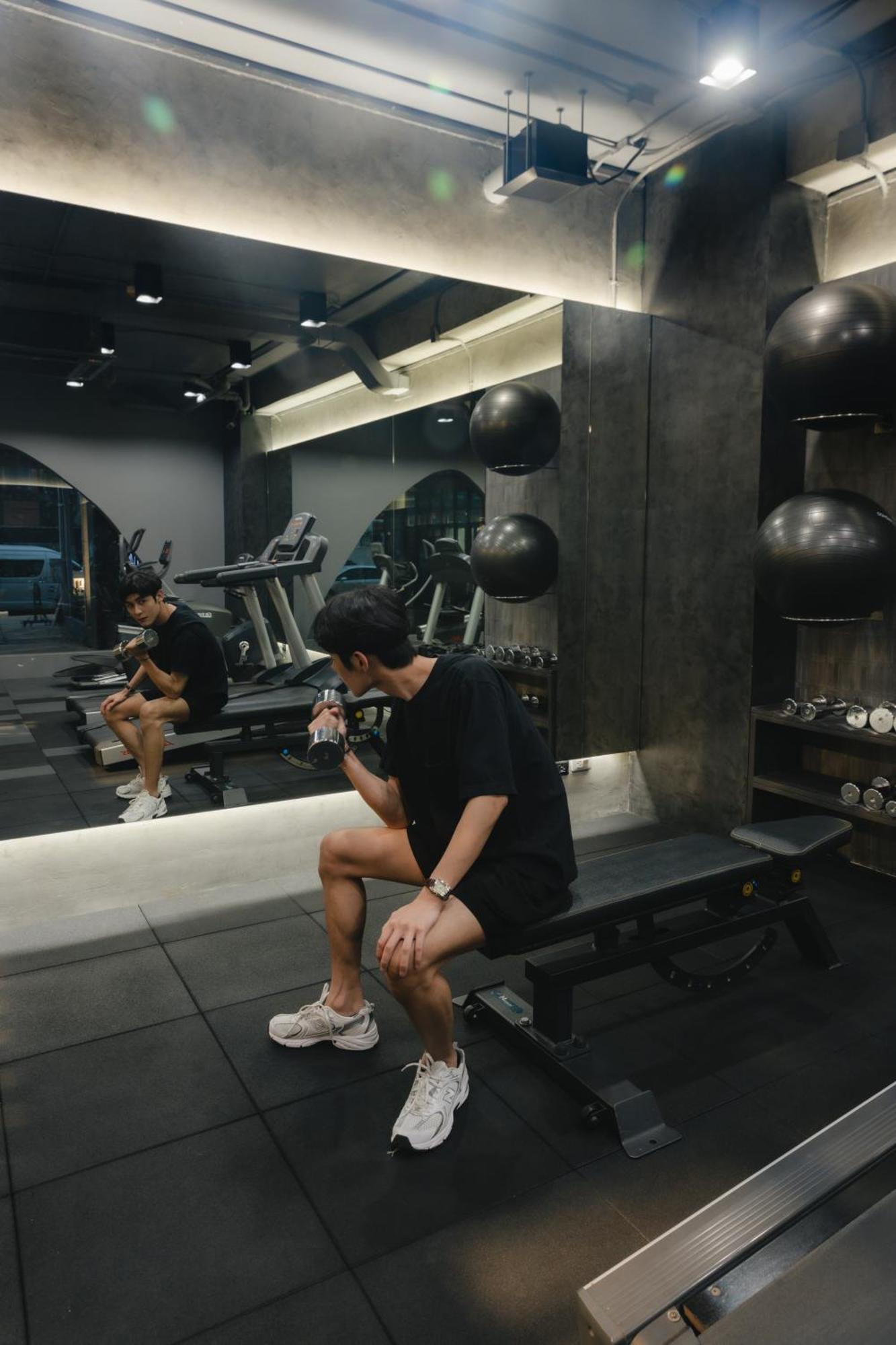 Art Mai Gallery Nimman Hotel Чиангмай Экстерьер фото A man in a gym