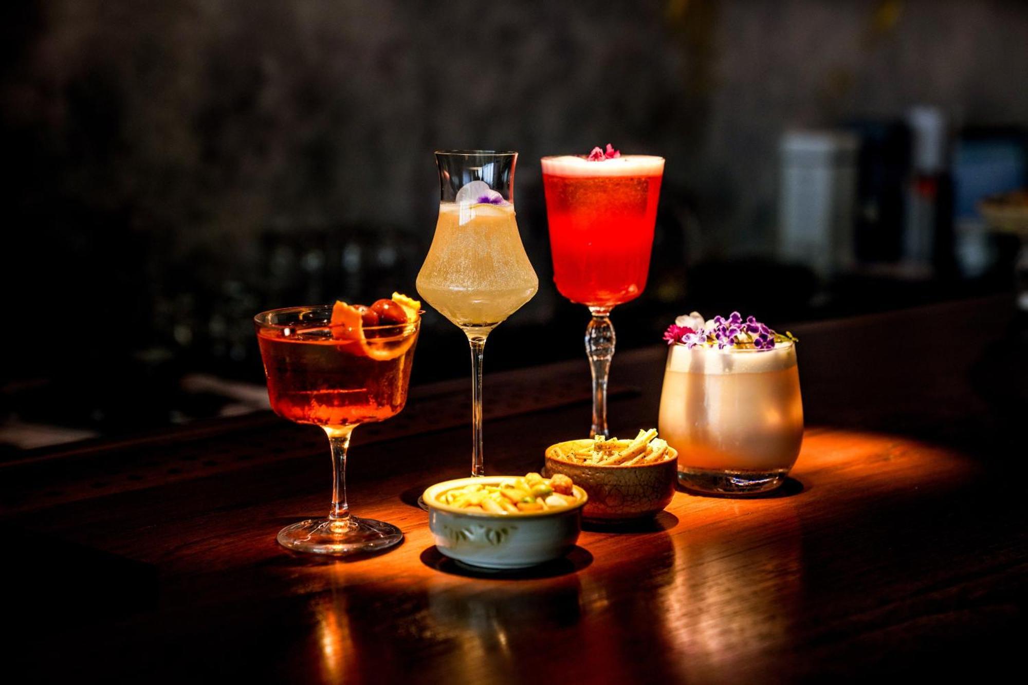 Art Mai Gallery Nimman Hotel Чиангмай Экстерьер фото Cocktails at the bar