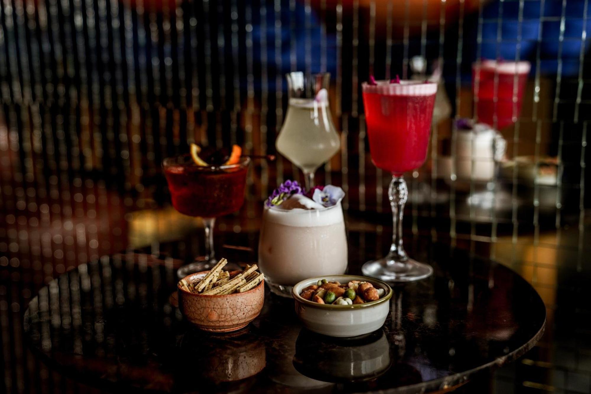 Art Mai Gallery Nimman Hotel Чиангмай Экстерьер фото A selection of cocktails at the bar