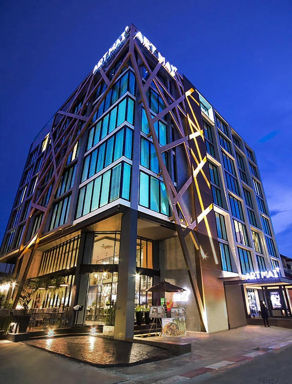 Art Mai Gallery Nimman Hotel Чиангмай Экстерьер фото The hotel at night